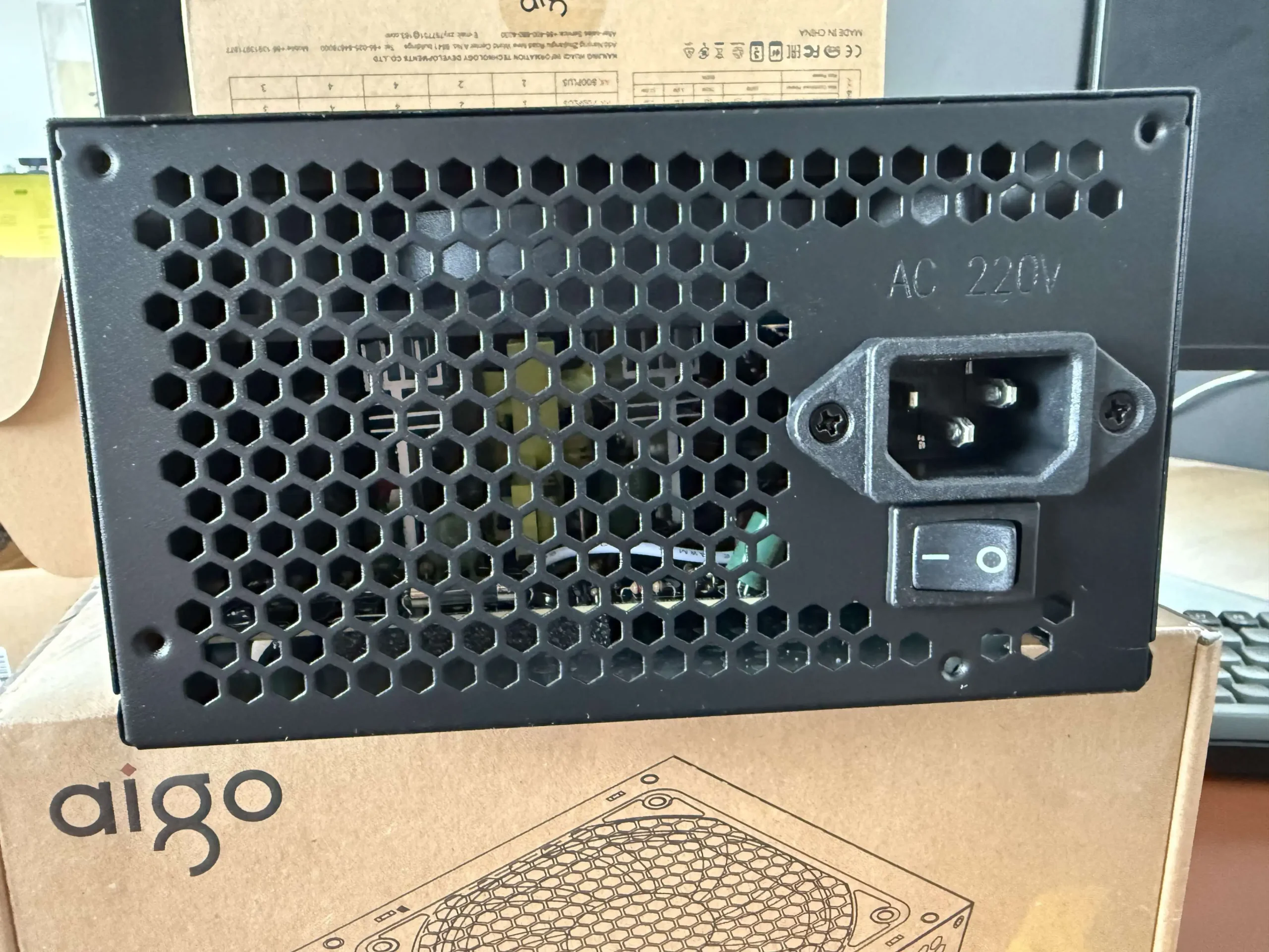 Aigo 600W Gaming Netzteil Schwarz, RGB Lüfter – Bild 2