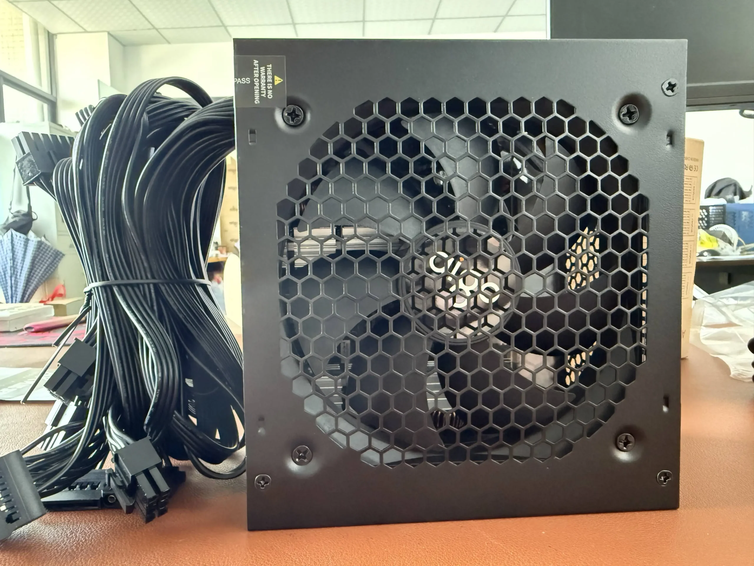 Aigo 600W Gaming Netzteil Schwarz, RGB Lüfter – Bild 6