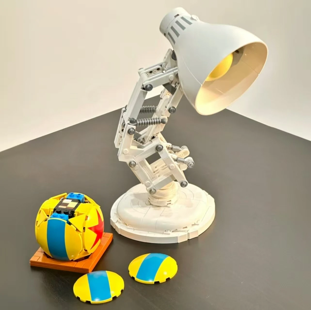 Disney Pixar Nachbau-Baustein-Tischlampe – Bild 2