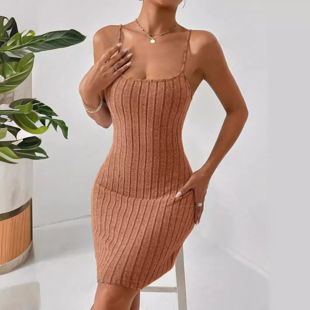 Etuikleid mit Neckholder und U-Ausschnitt – Bild 5