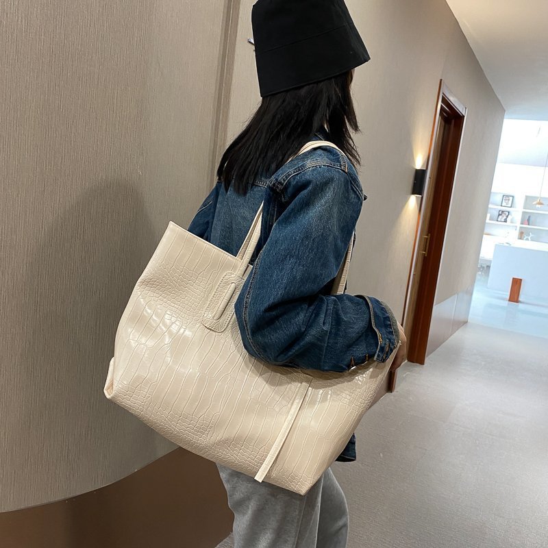 Stylische und vielseitige Schultertasche – Bild 4