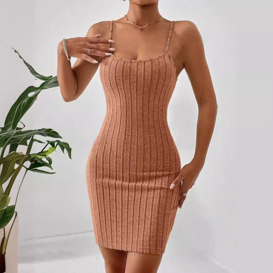 Etuikleid mit Neckholder und U-Ausschnitt