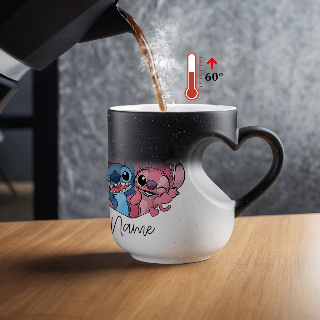 Personalisierbarer Stitch & Hearts-Becher mit Namens- und Farbwechselfunktion